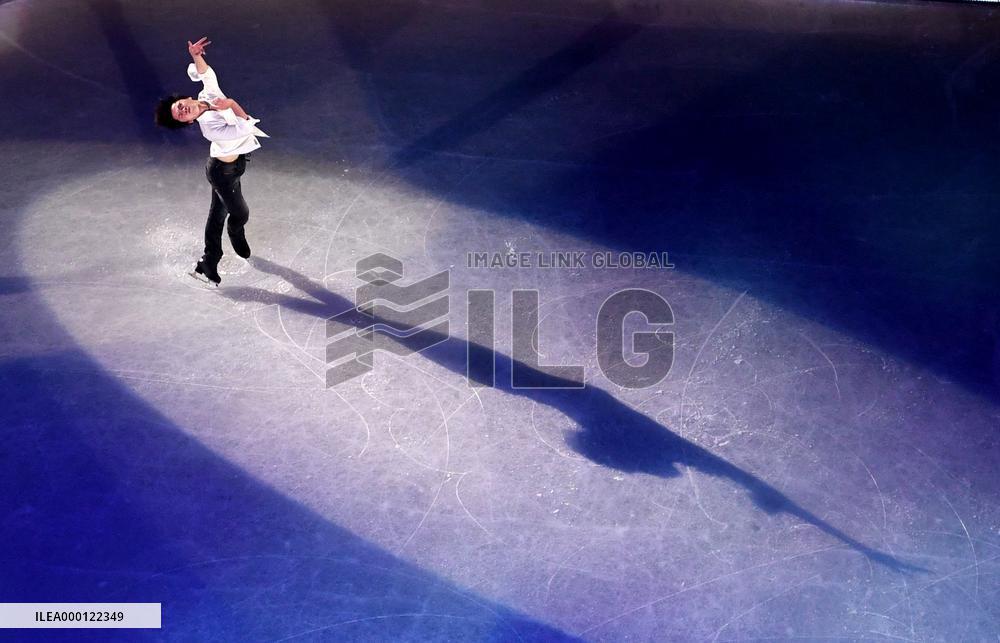 Shoma Uno skates in exhibition