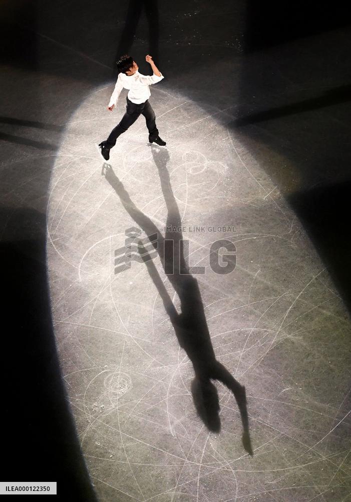 Shoma Uno skates in exhibition