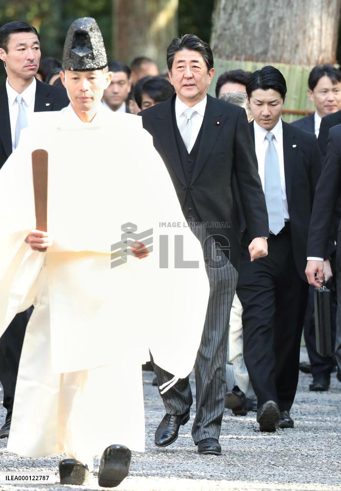 Japan PM Abe visits Ise Shrine