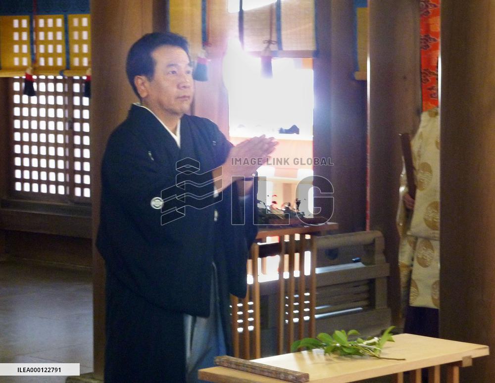 Main Japanese opposition party leader visits shrine