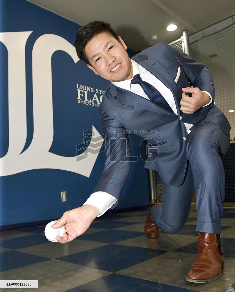 Baseball: Padres-bound pitcher Makita meets press