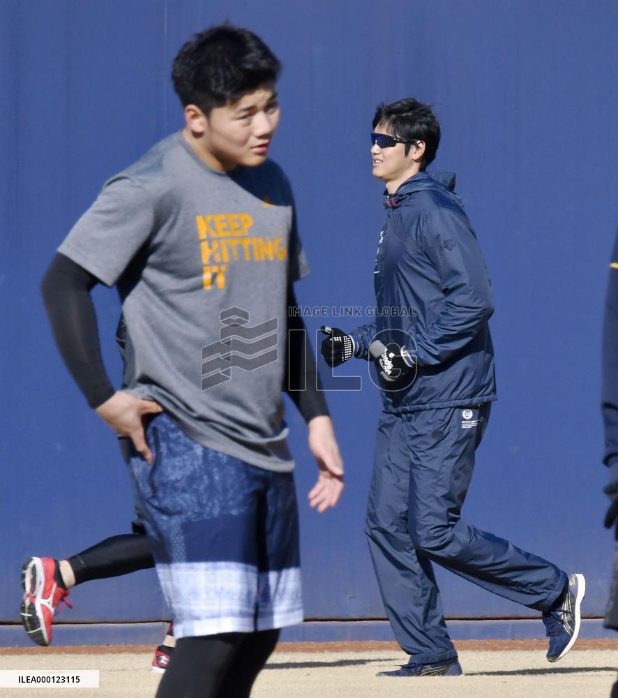 Baseball: Kotaro Kiyomiya and Shohei Ohtani train