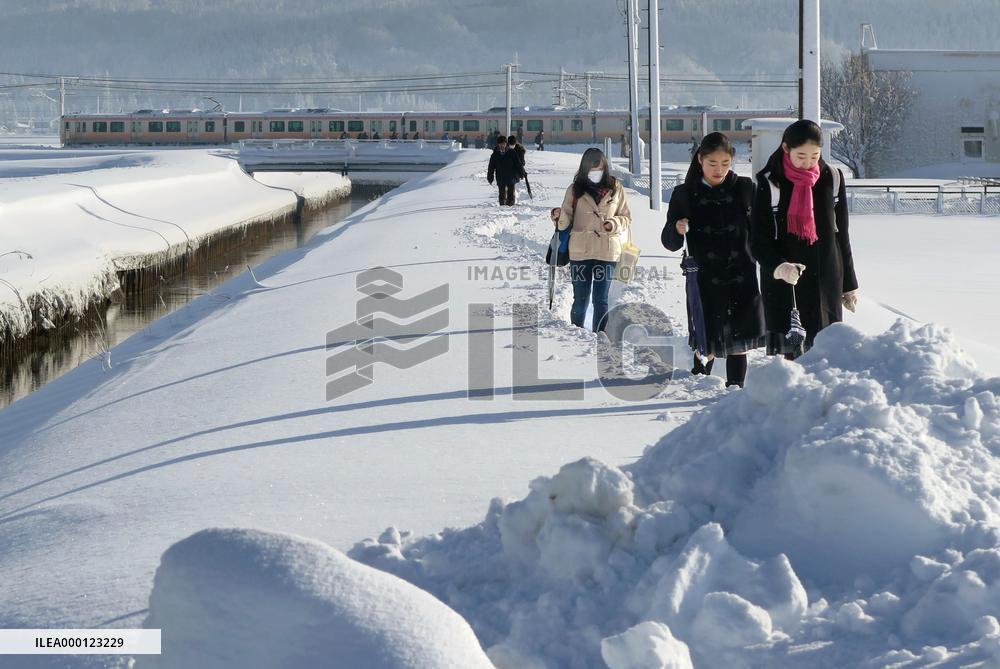Train stranded by heavy snow in Japan
