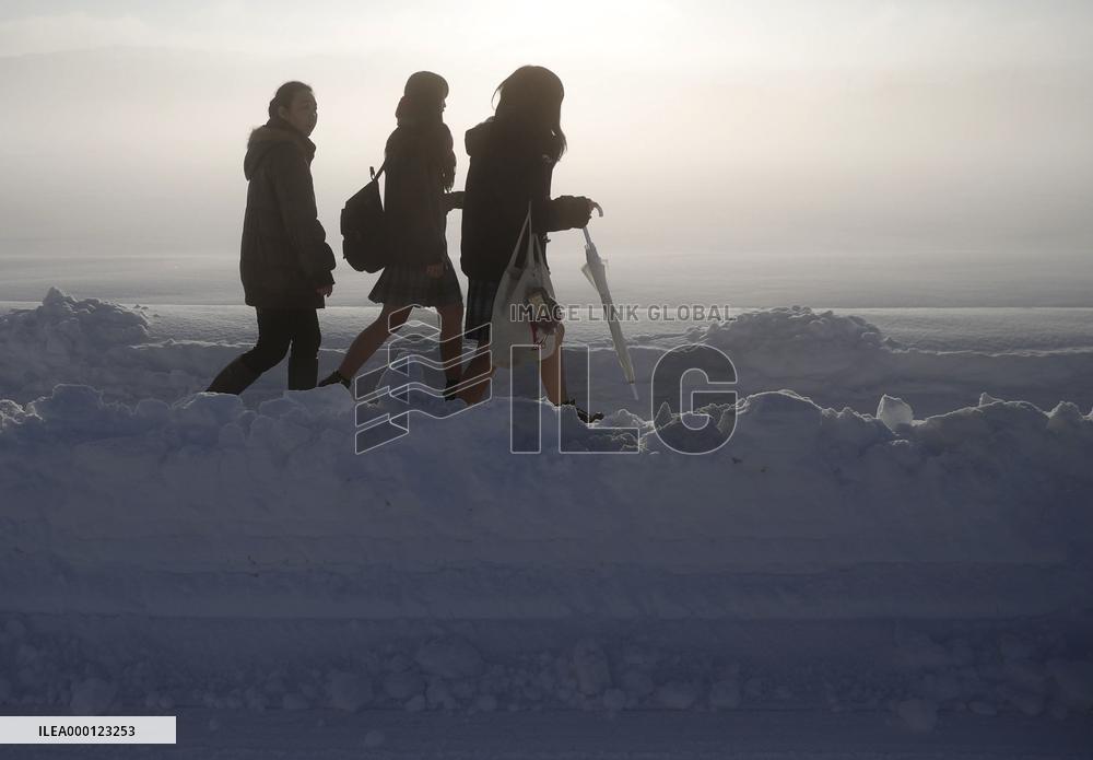 Train stranded by heavy snow in Japan