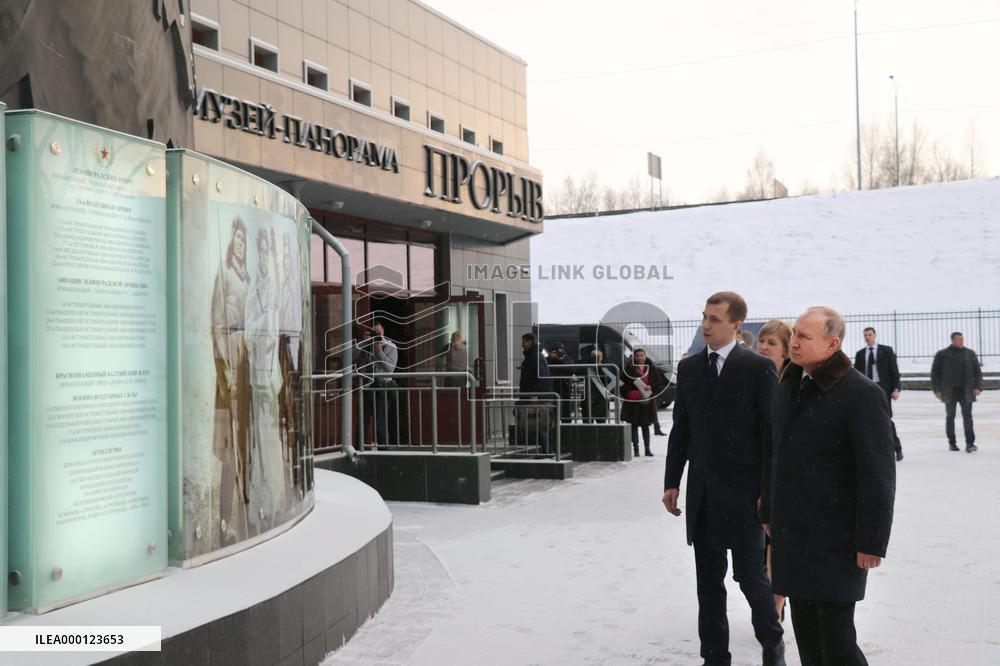 Putin at war memorial in Kirovsk