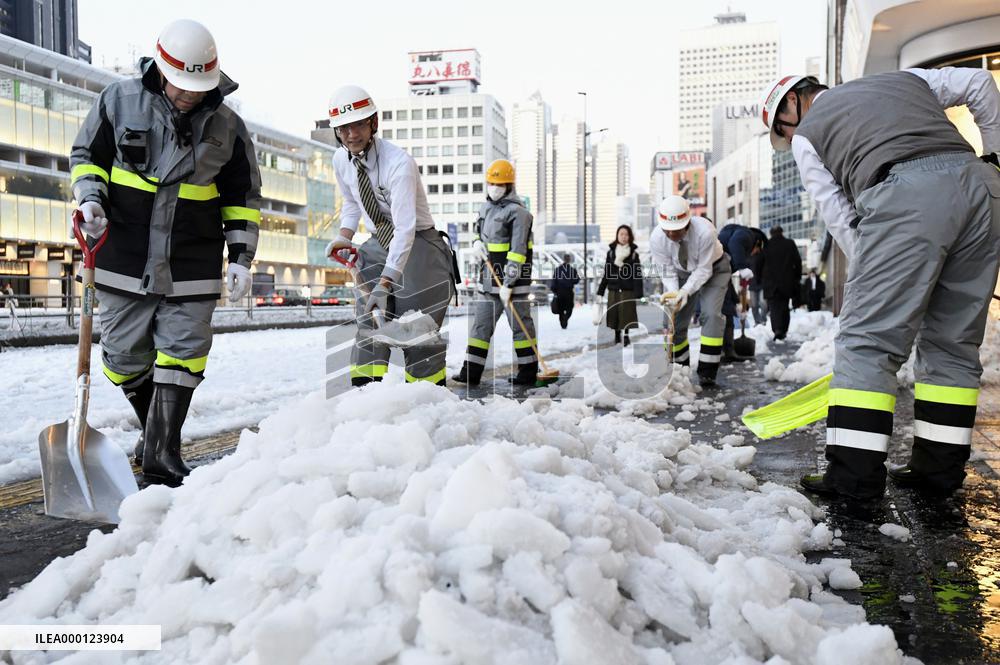 Heavy snowfall hit Tokyo