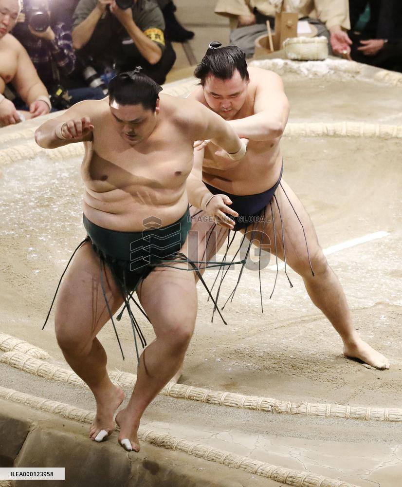 Kakuryu unstoppable after 10 days at New Year tourney
