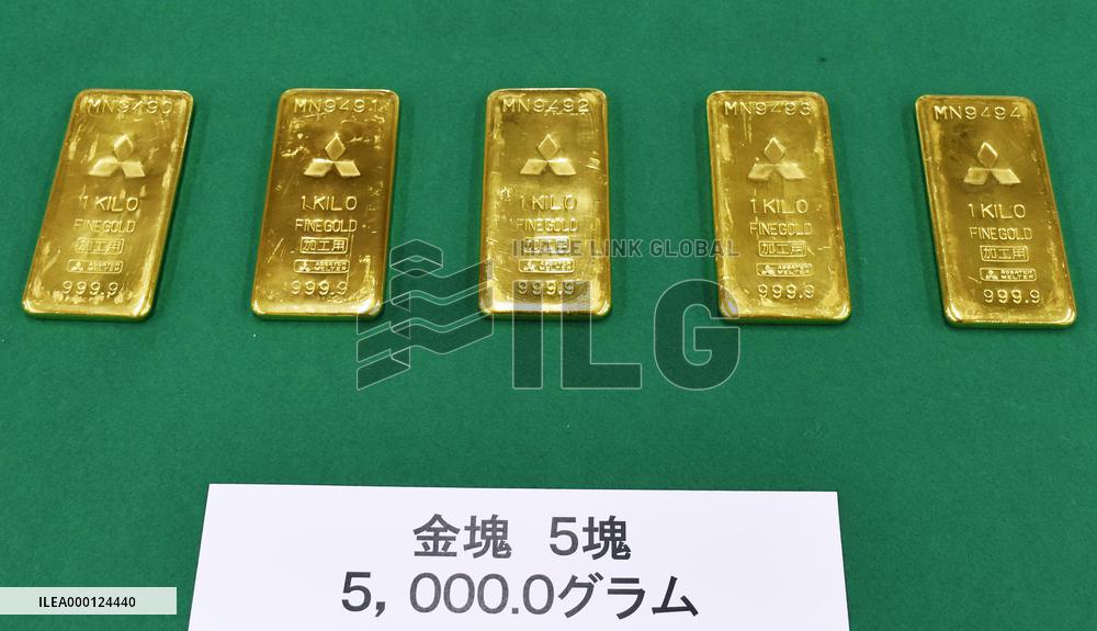 6 arrested in Japan for gold smuggling