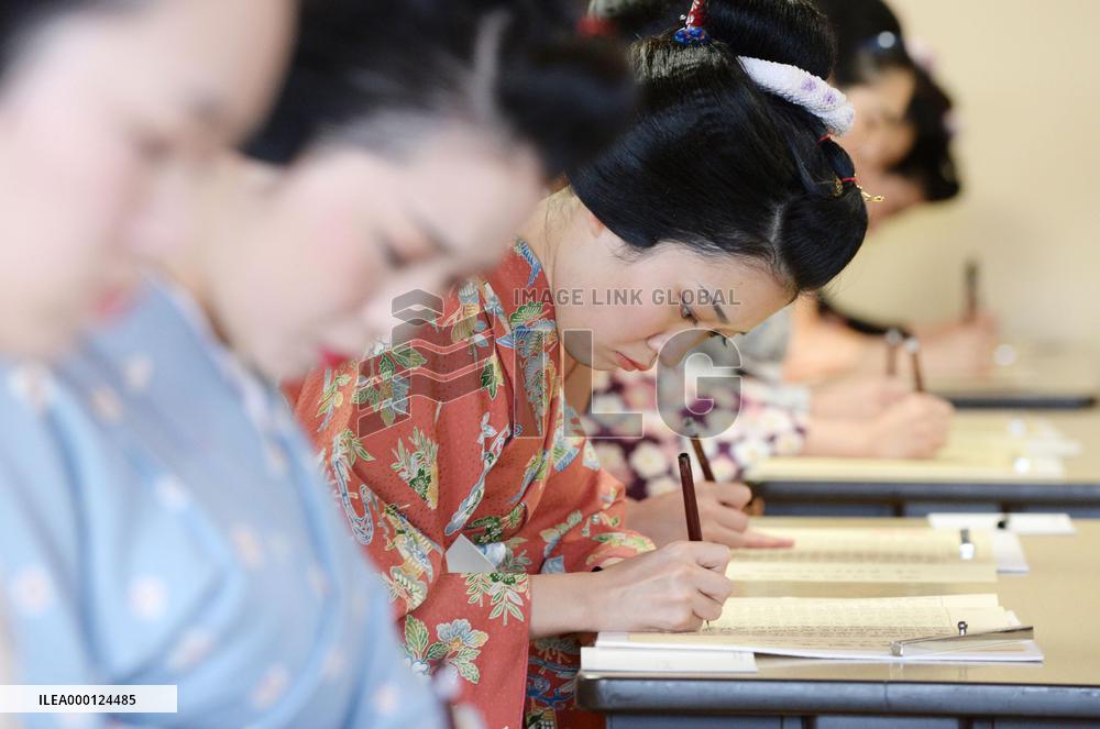 Maiko learn Kyoto history, culture via one-day session