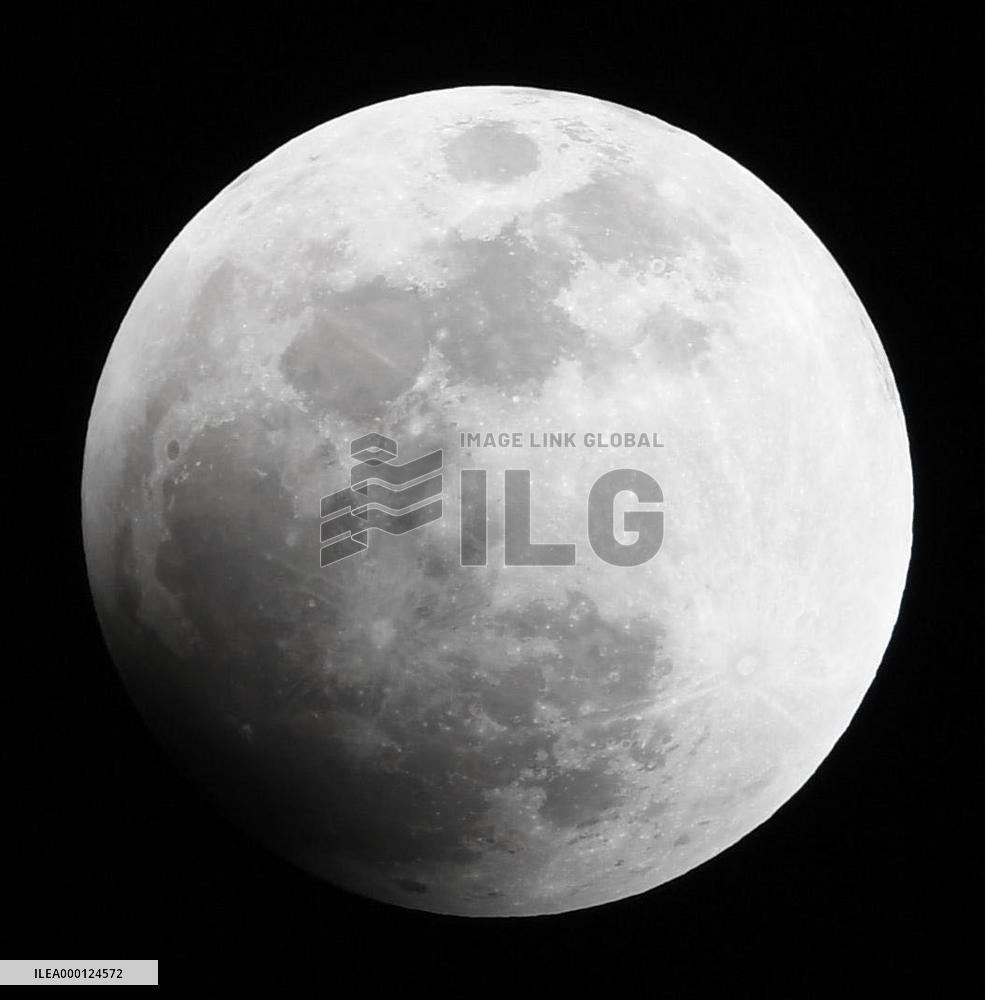 Total lunar eclipse observed in Japan