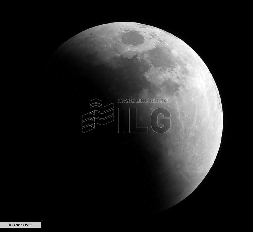 Total lunar eclipse observed in Japan