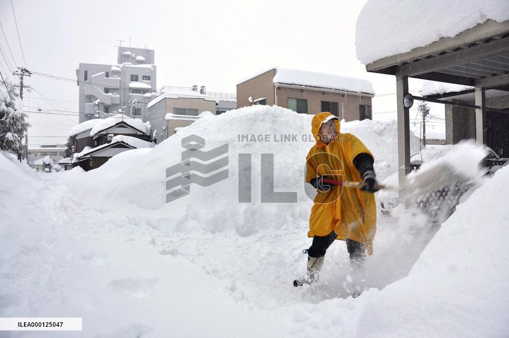 Heavy snow hits Sea of Japan coast