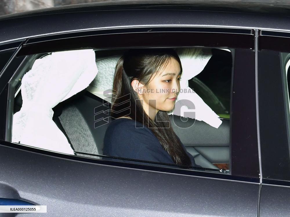 Princess Mako to postpone wedding