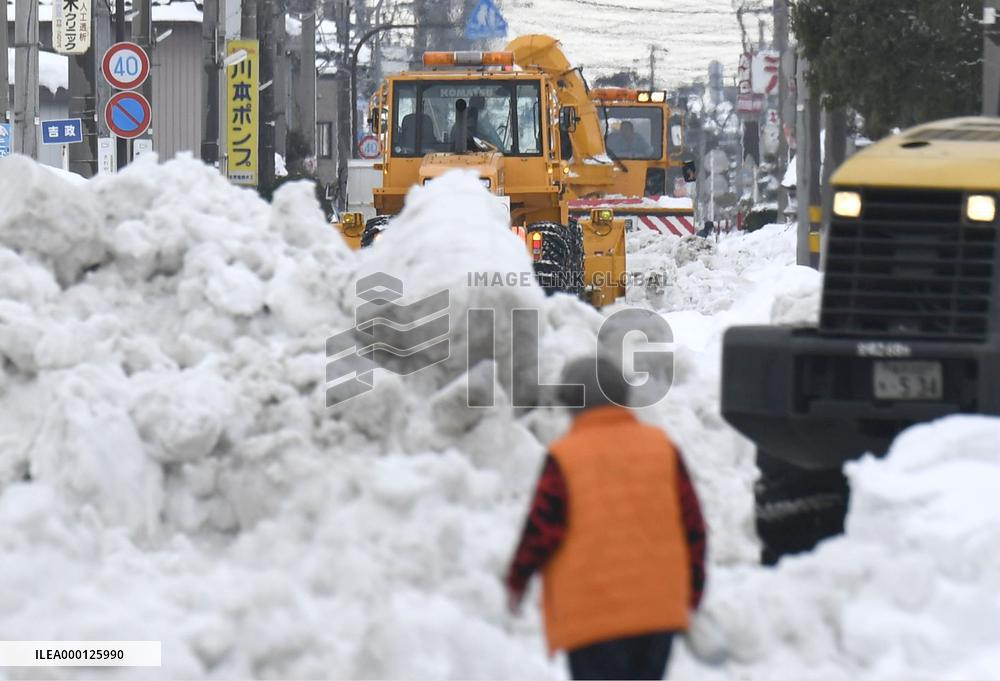Heavy snow on Sea of Japan coast