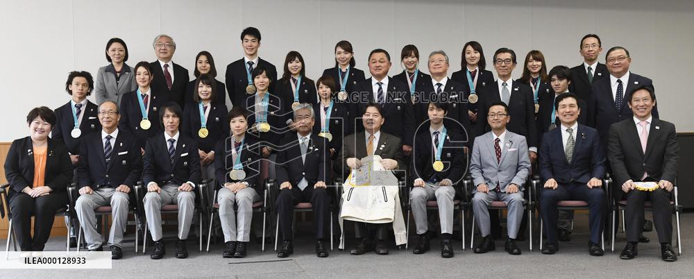 Japanese Olympic medalists visit education minister