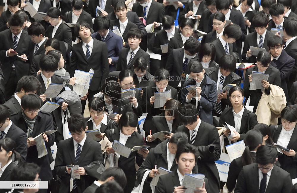 Job-hunting season begins for Japan university students