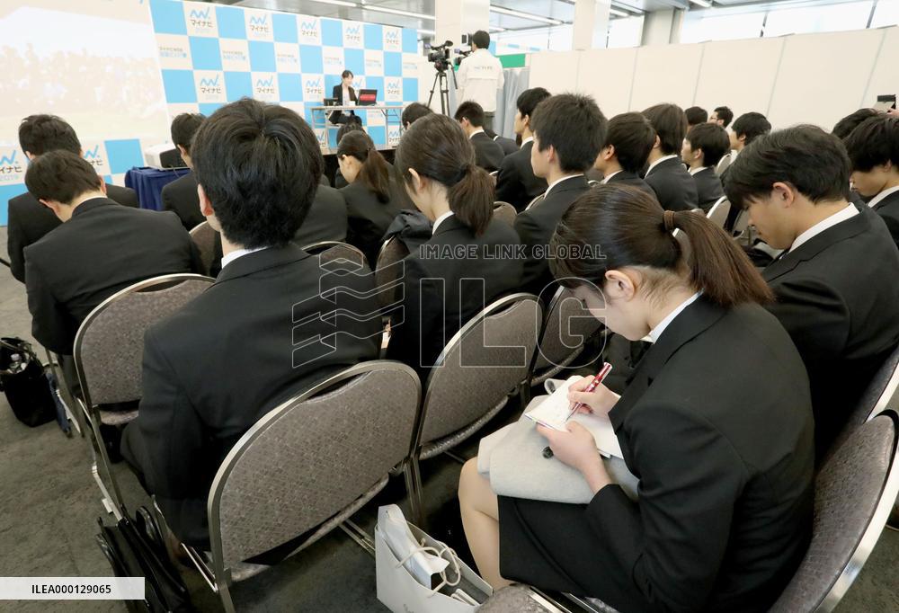 Job-hunting season begins for Japan university students