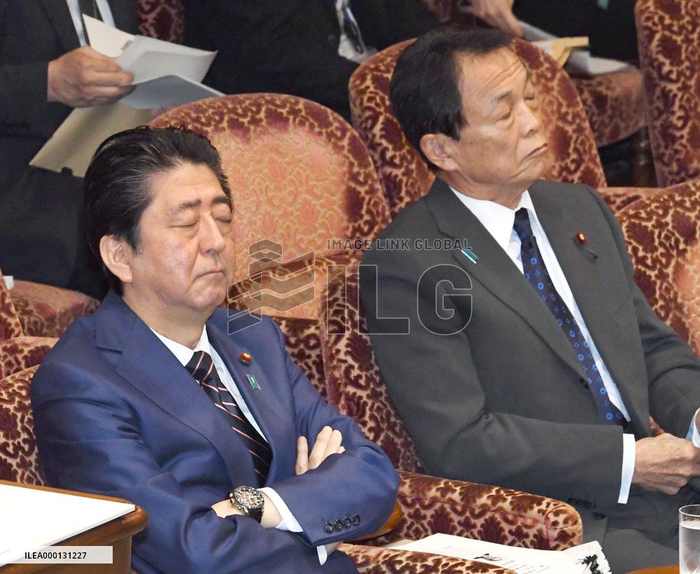Abe, Aso in parliament