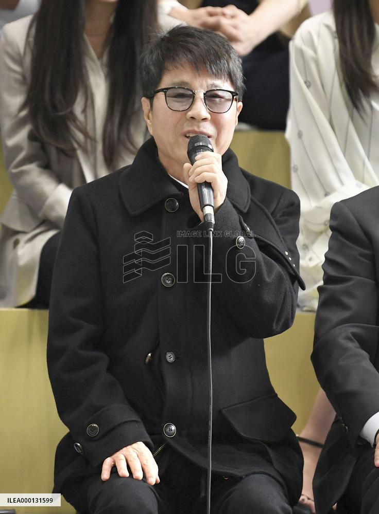 S. Korean arts troupe heads to N. Korea