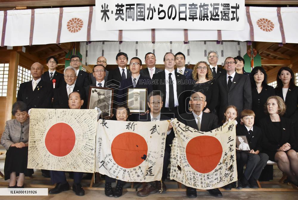 U.S., British veterans return Japanese flags