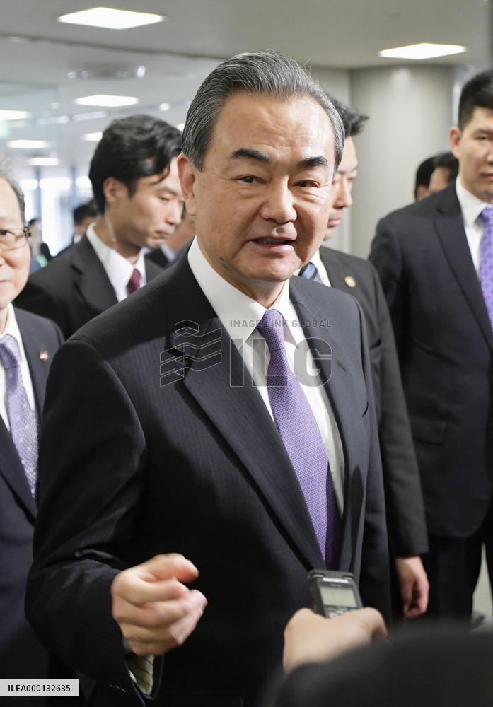 Chinese foreign minister Wang in Japan