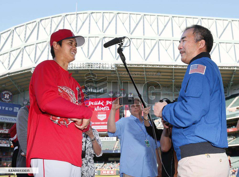 Ohtani meets with astronaut Noguchi