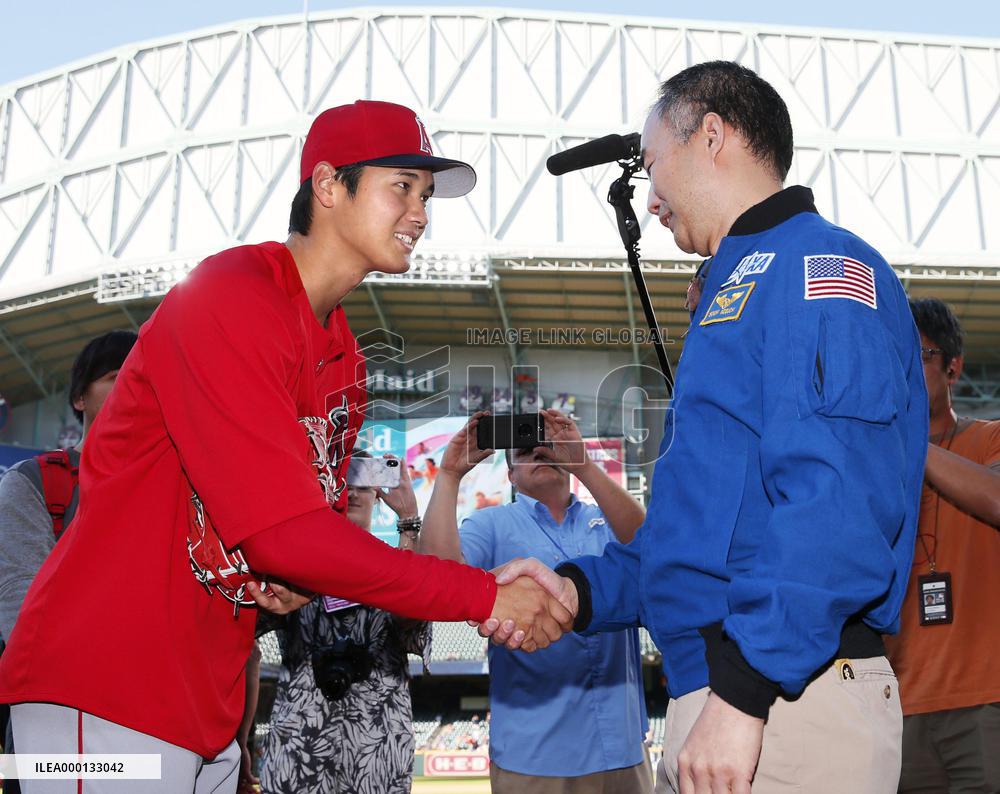 Ohtani meets with astronaut Noguchi
