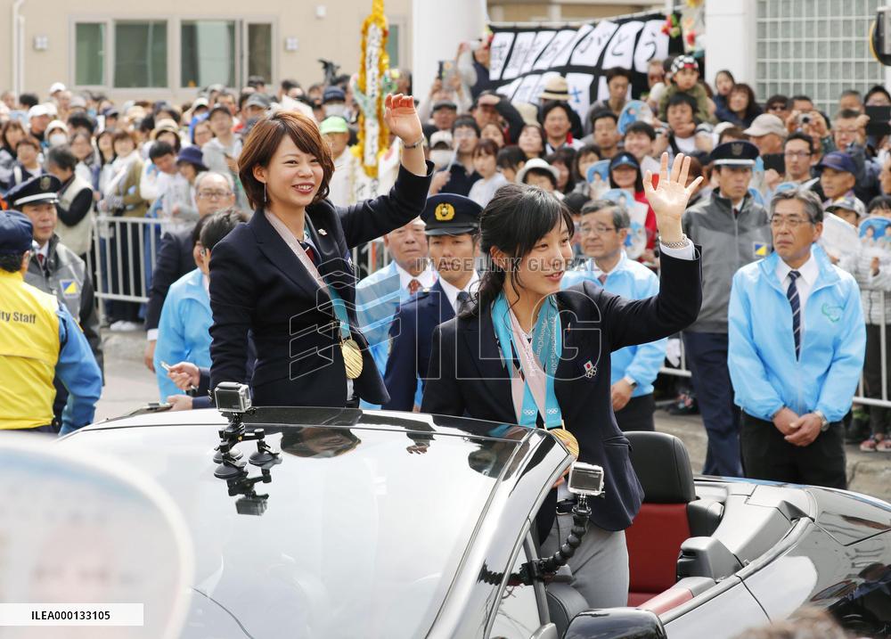 Speed skating: Olympic medalists Takagi sisters' parade