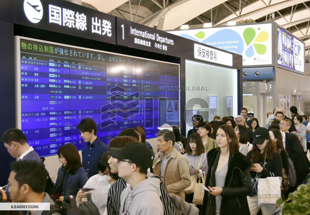 Travelers get going for Golden Week vacation