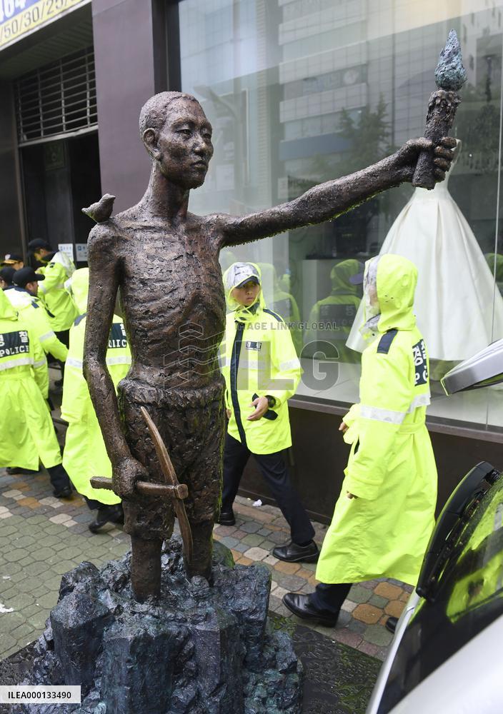 Controversial statue in S. Korea