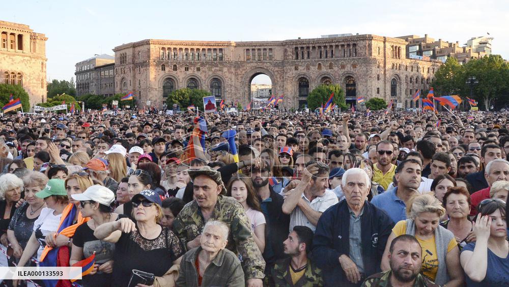 Supporters of Armenian opposition leader Pashinyan