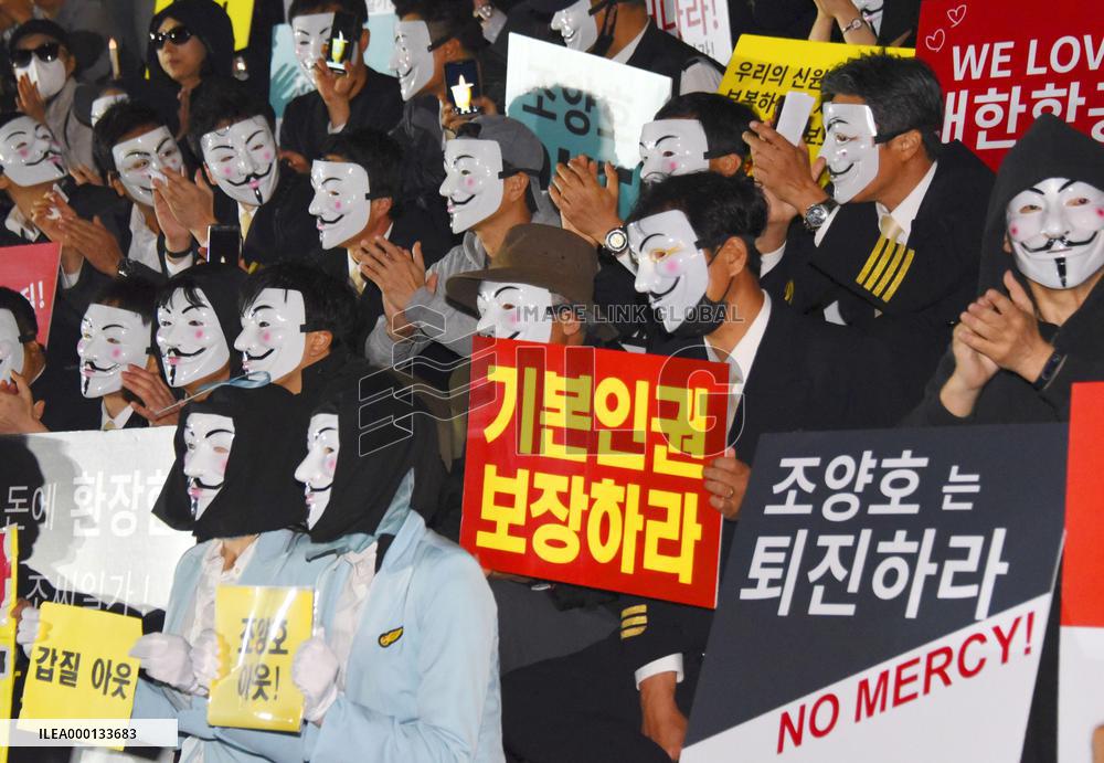 Korean Air staff protest against chairman
