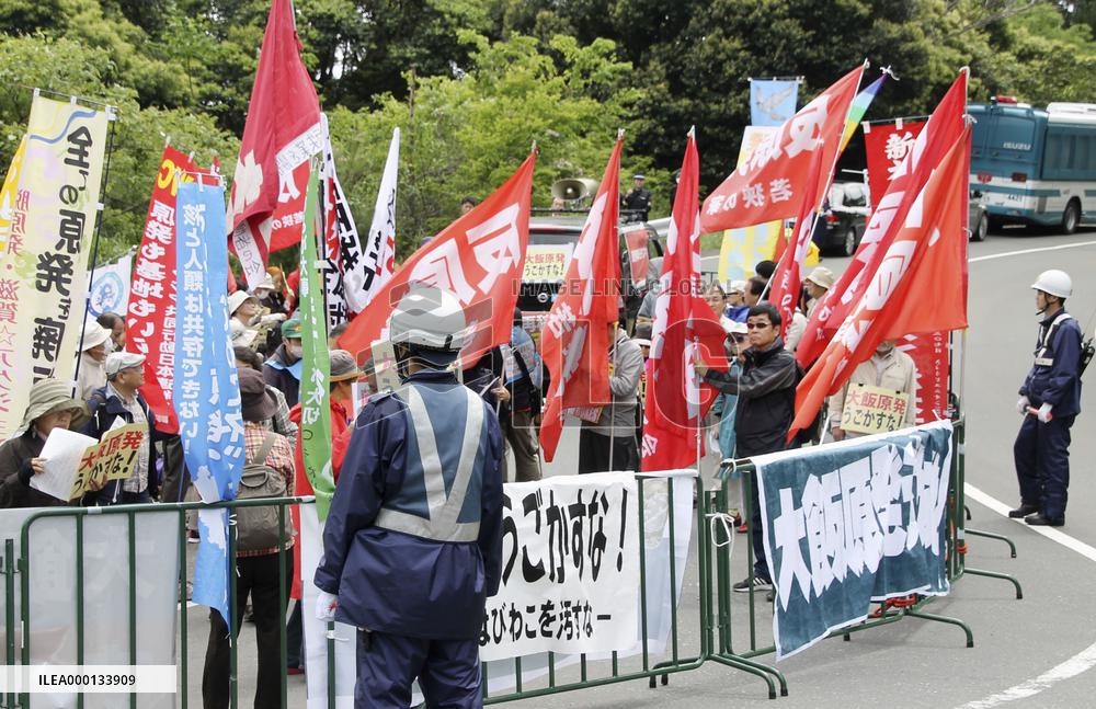 Protesters at Oi nuclear plant