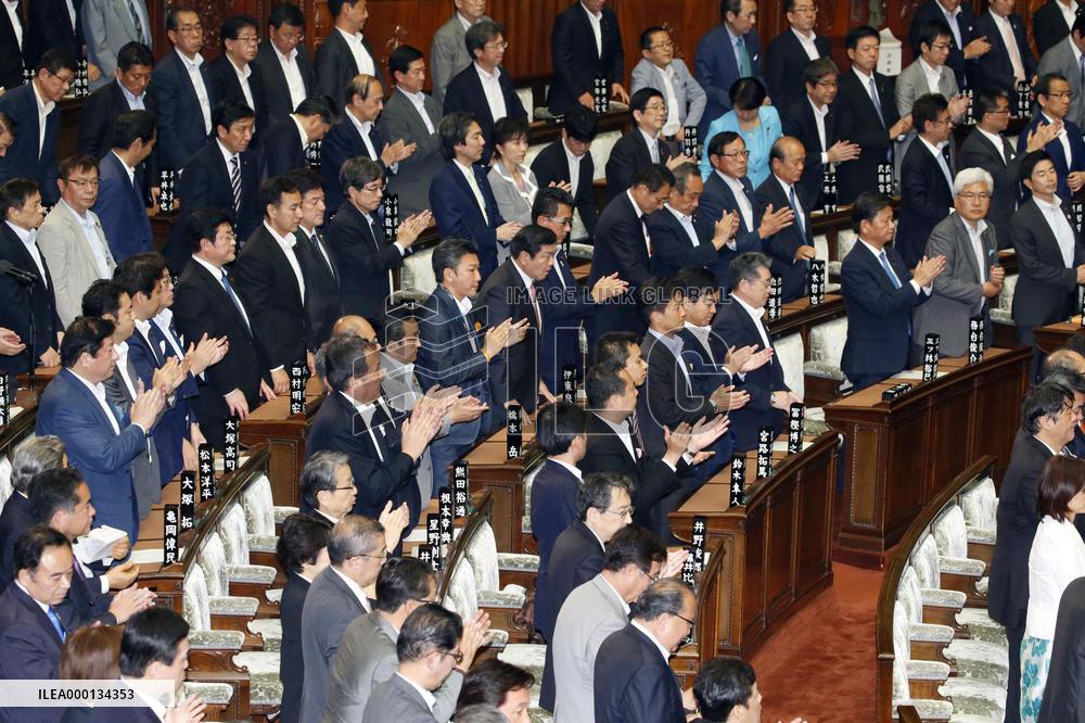 Japan's lower house passes Trans-Pacific trade deal