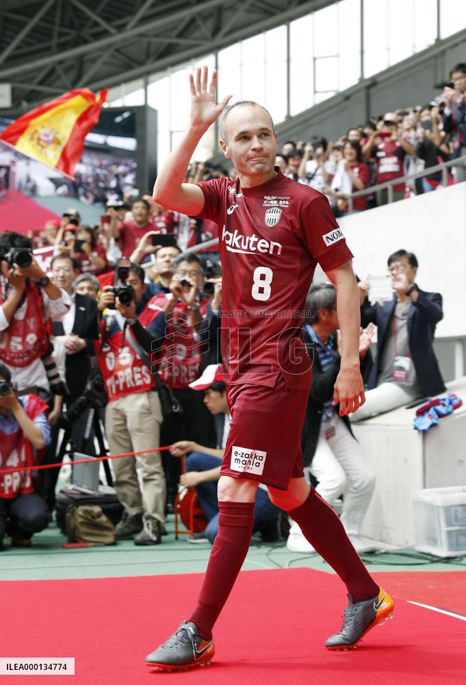 Football: welcome ceremony for Iniesta