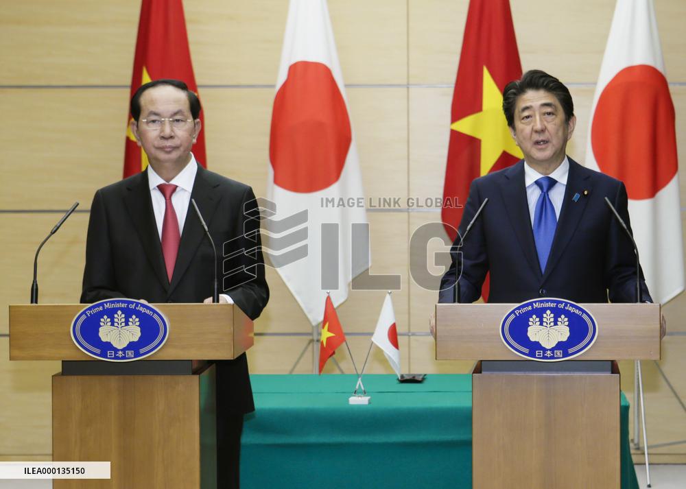 Japan PM Abe, Vietnamese President Quang