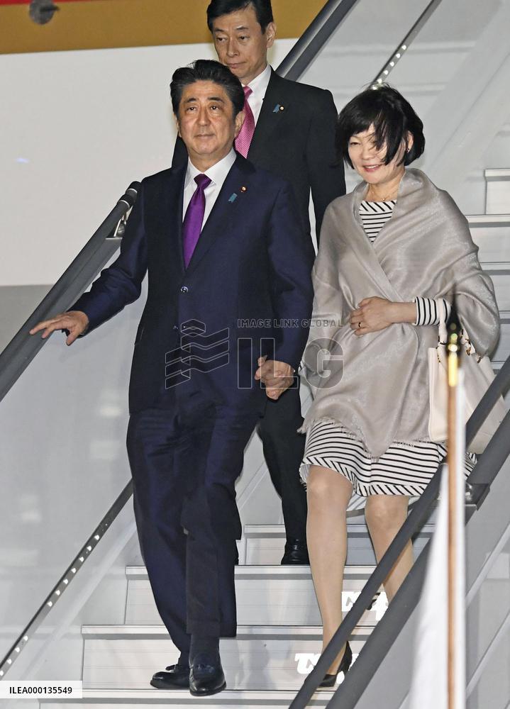 Japan PM Abe arrives in Canada