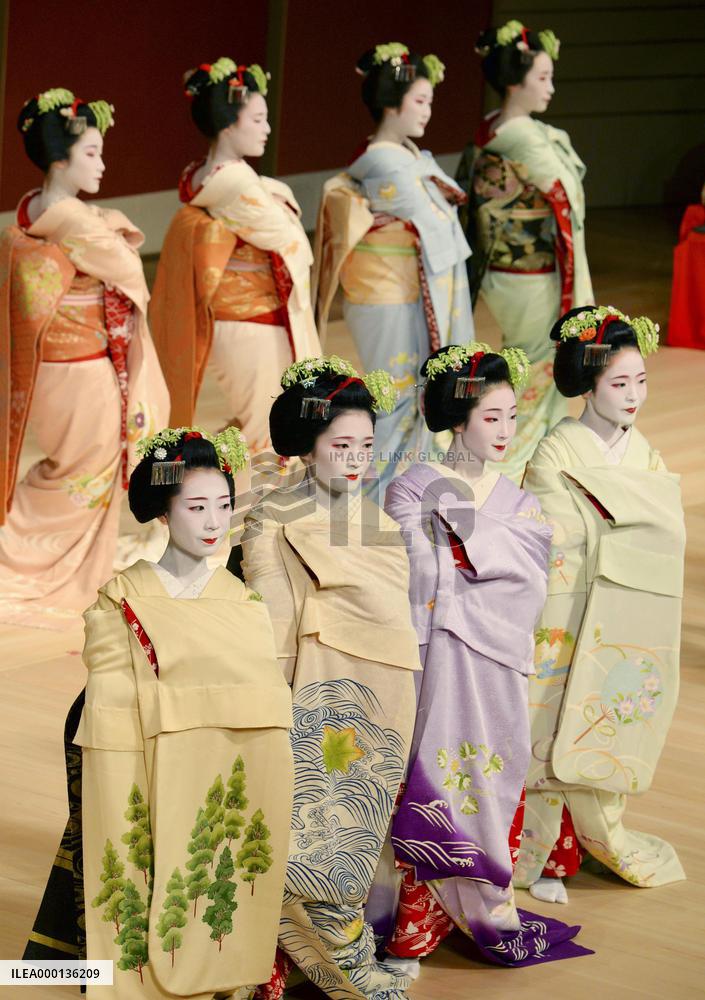 Kyoto geisha joint dance show