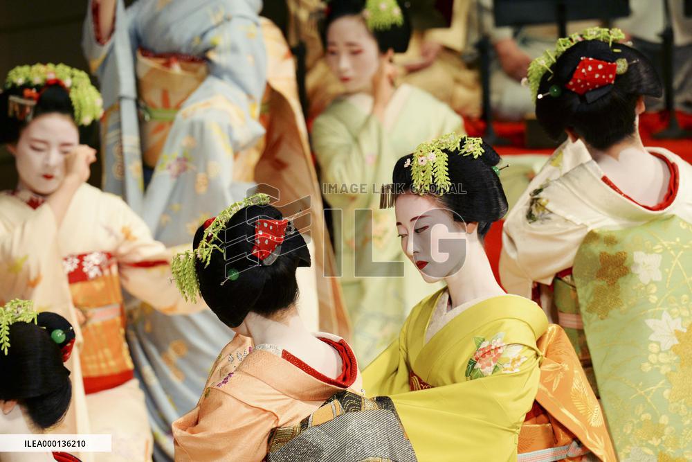 Kyoto geisha joint dance show
