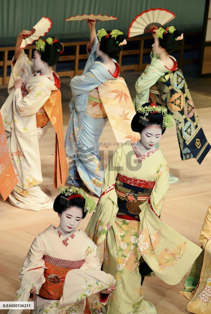 Kyoto geisha joint dance show