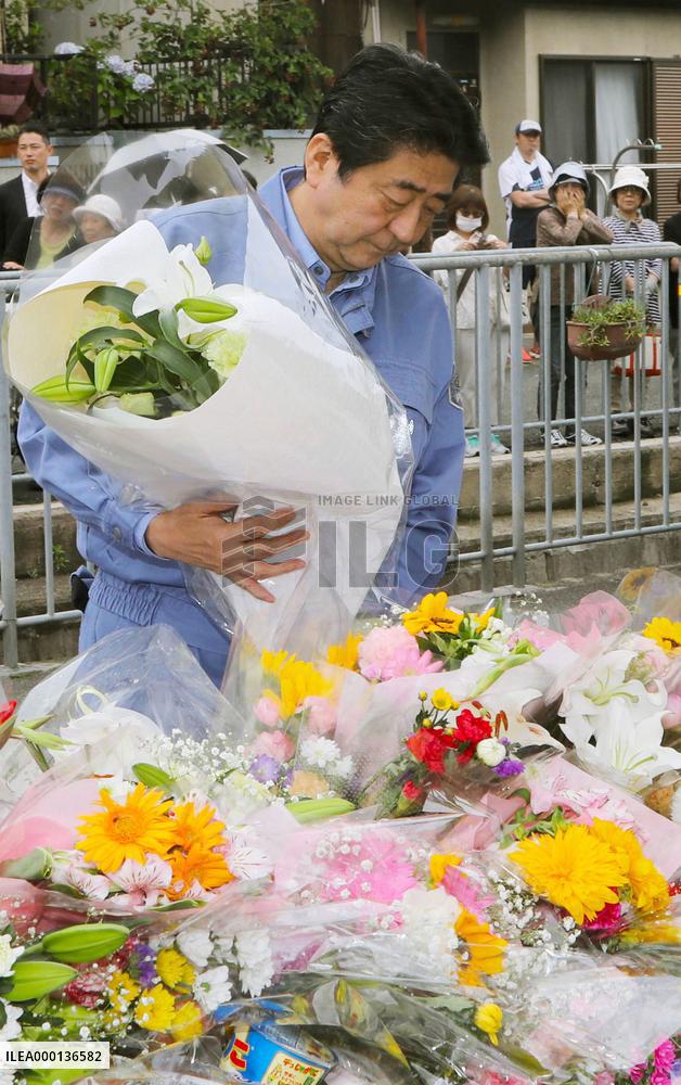 Abe visits quake-hit elementary school in Osaka