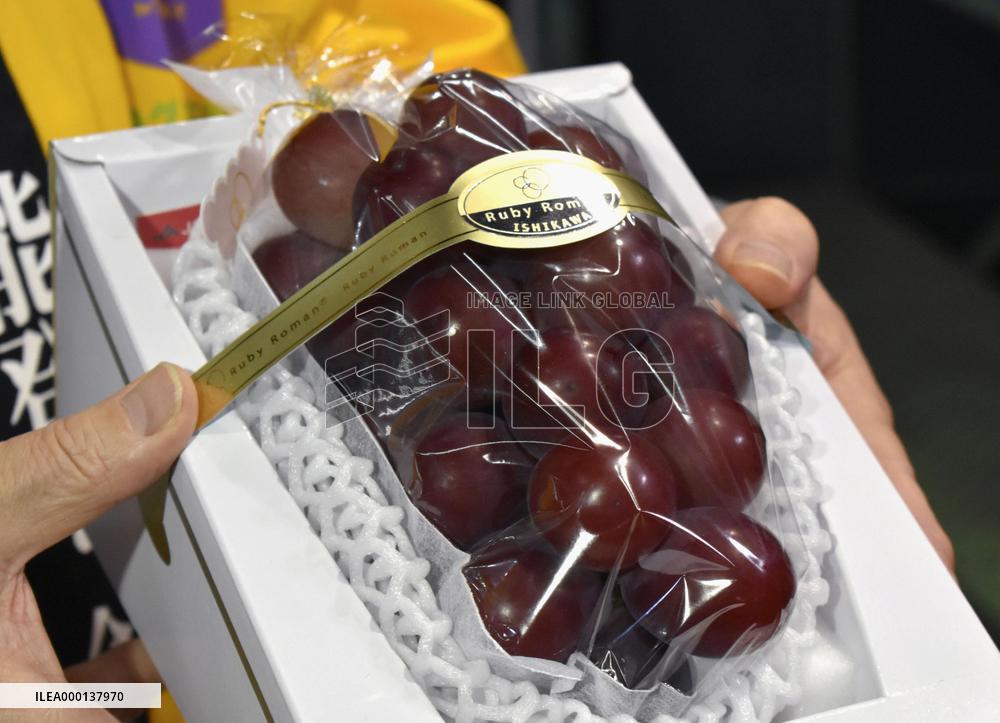 Japan grapes fetch 1.1 mil. yen