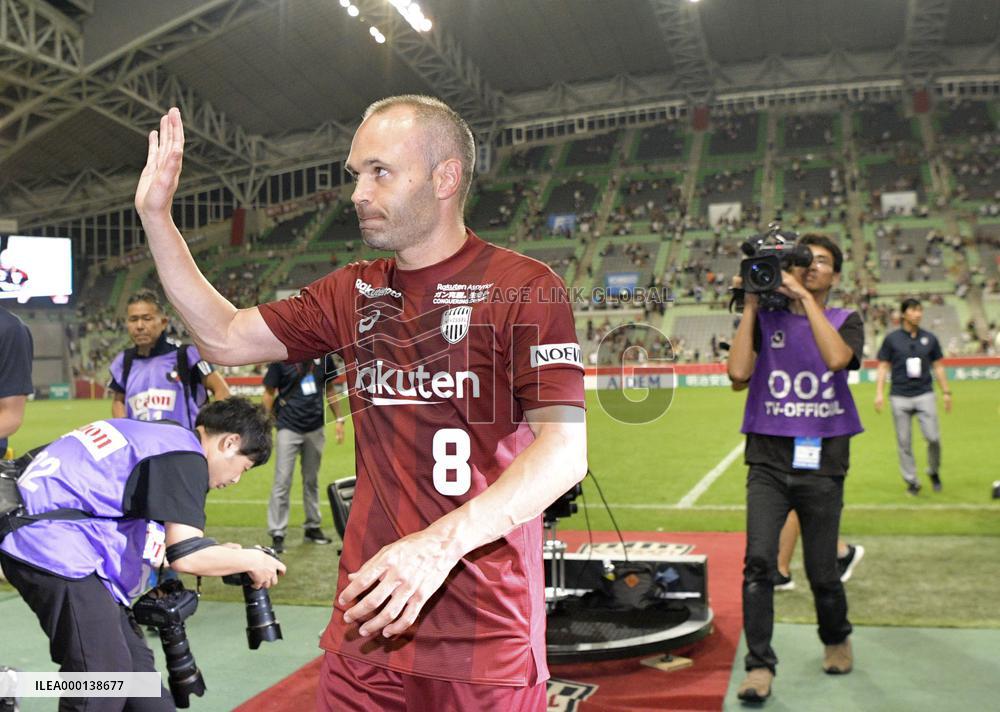 Football: Iniesta debuts in Japan