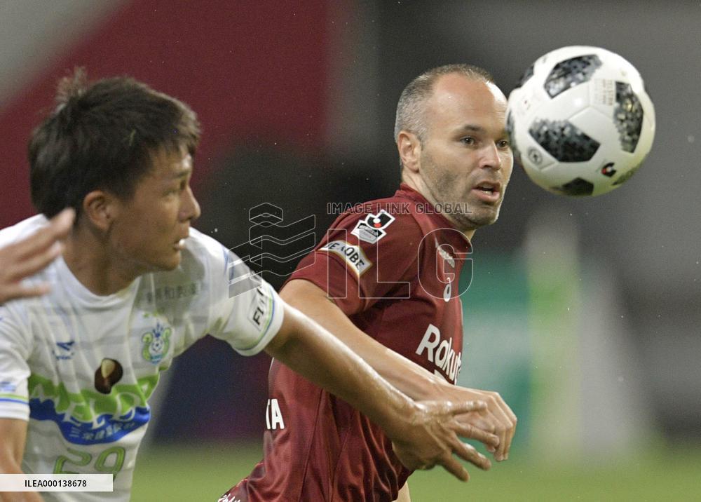 Football: Iniesta debuts in Japan