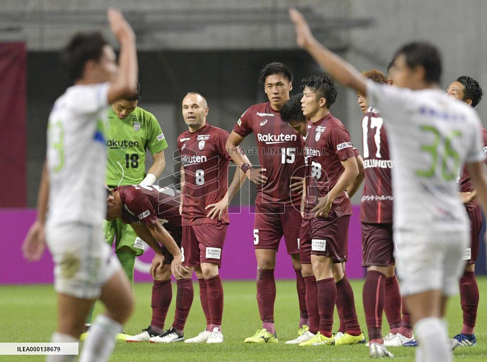 Football: Iniesta debuts in Japan