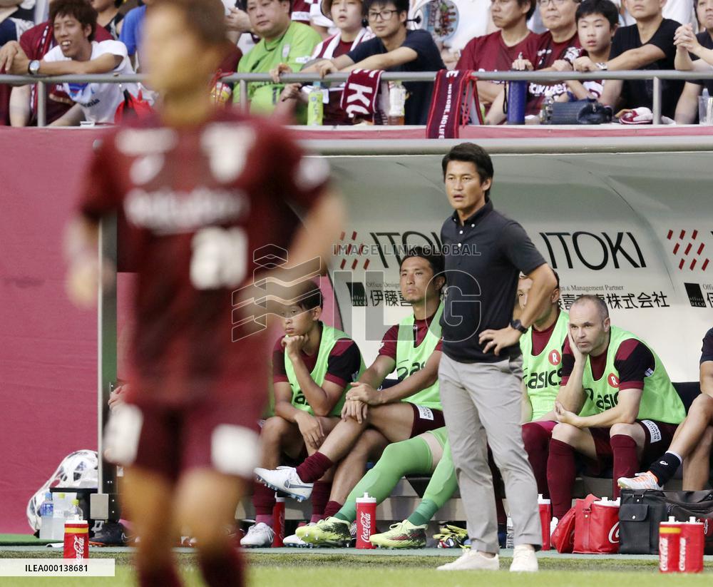 Football: Iniesta debuts in Japan