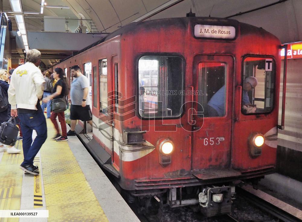 Retired Japanese subway cars run in Buenos Aires