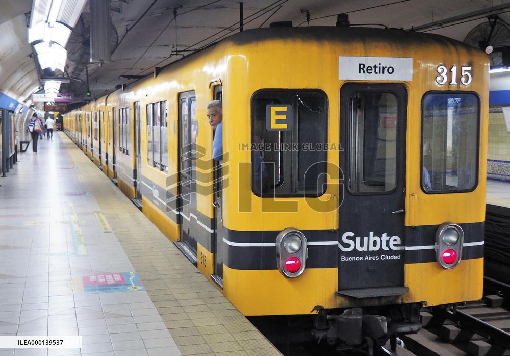 Retired Japanese subway cars run in Buenos Aires