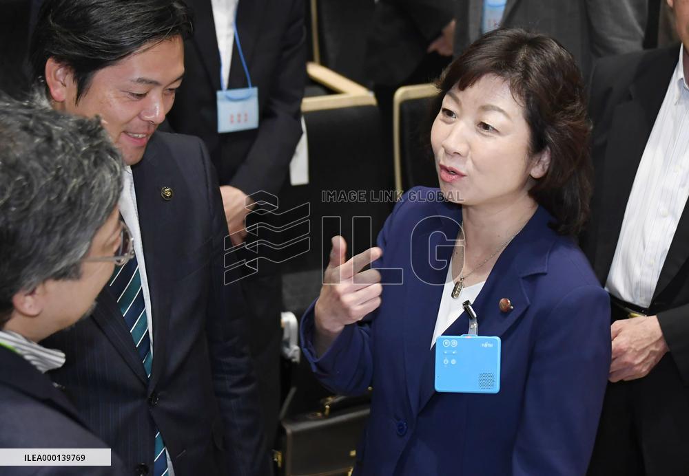 Multilingual voice translation device