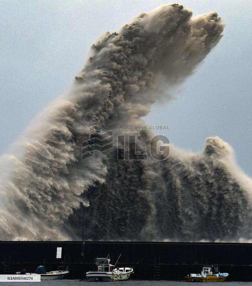 Powerful typhoon threatens Japan